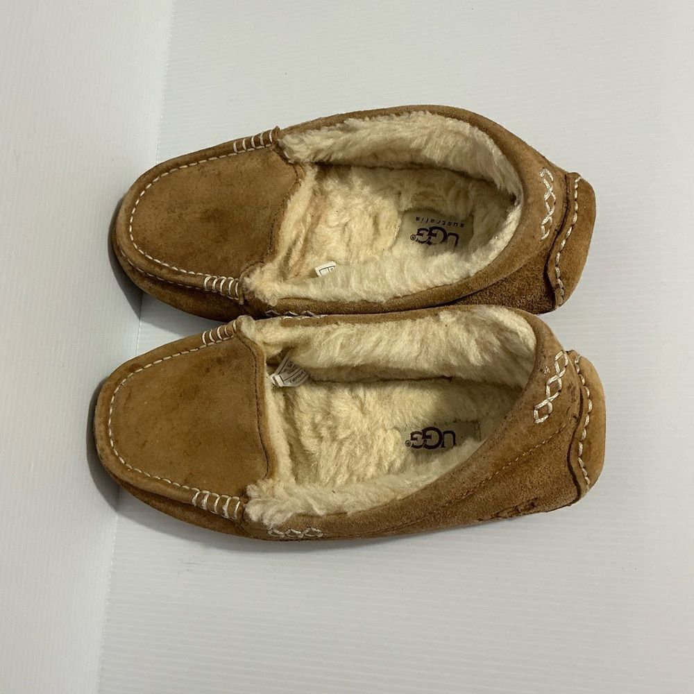 UGG’s Women’s Ansley Sheepskin Suede Slipper size 6